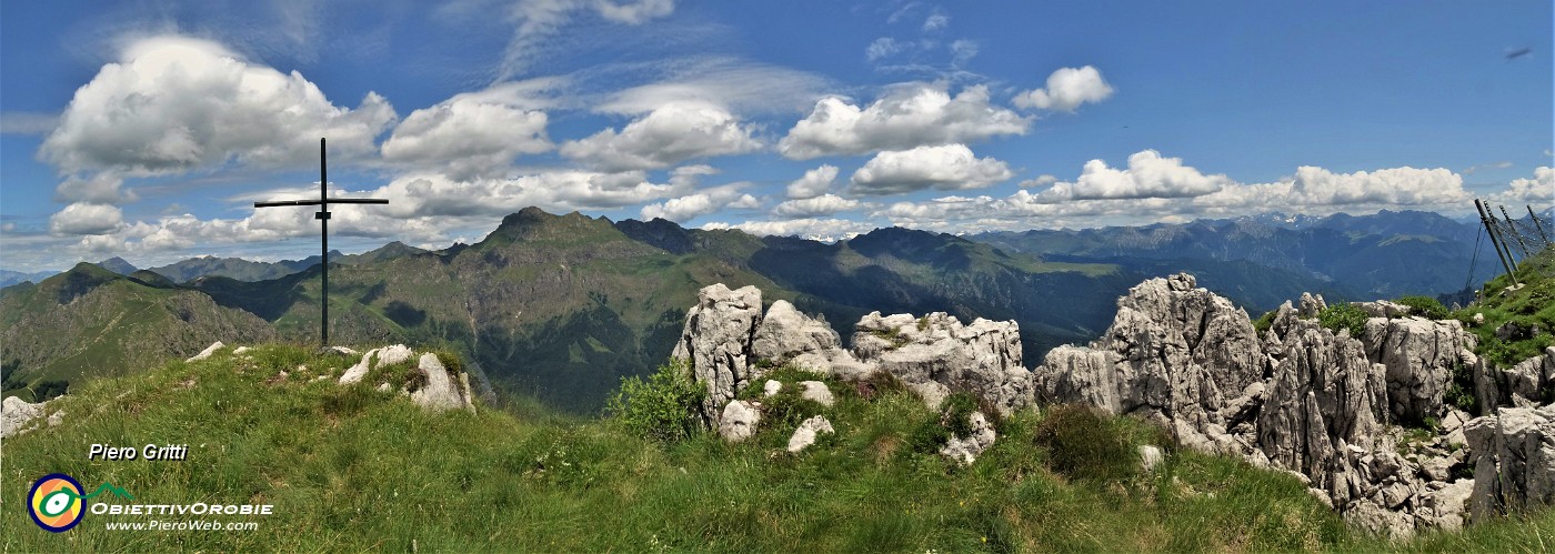 67 Alla croce di vetta della Corna Grande (2089 m) vista panoramica in Orobie dal Tre Signori al Pizzo del Diavolo ed oltre.jpg